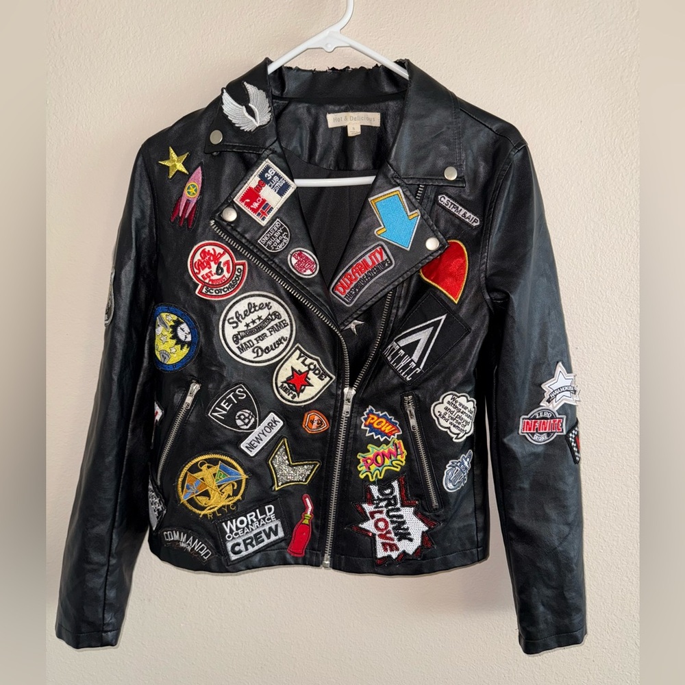 Black Faux Leather Hot & Delicious Jacket w/ Lots of Patches size‎ Small